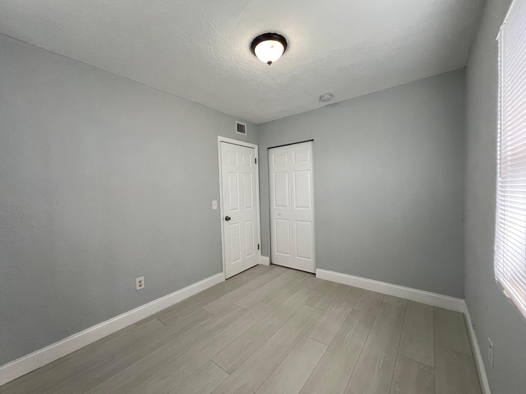 1273 W 34th Street - Photo 8