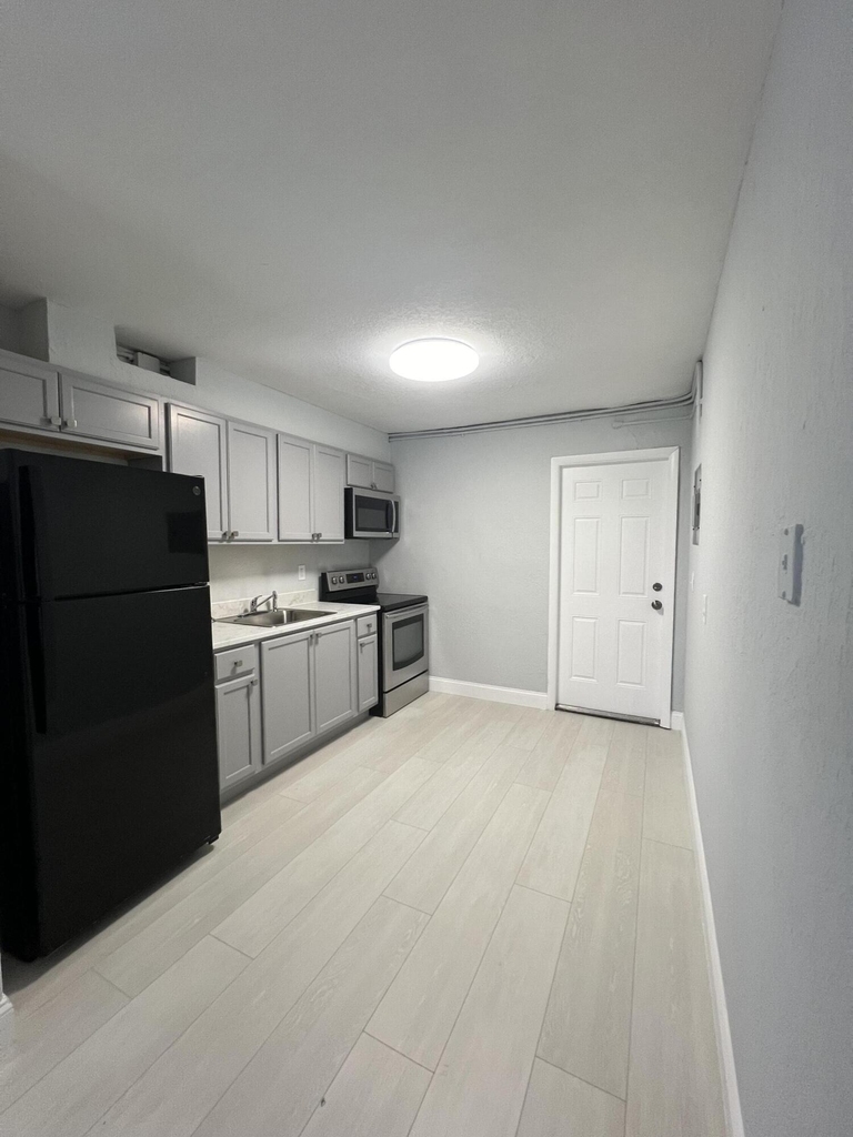 1273 W 34th Street - Photo 4
