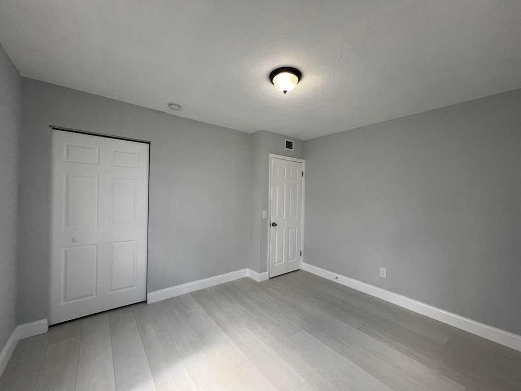 1273 W 34th Street - Photo 6