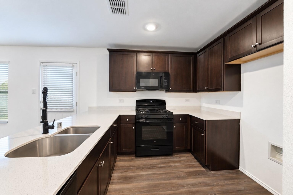 1422 Southwell Drive - Photo 4