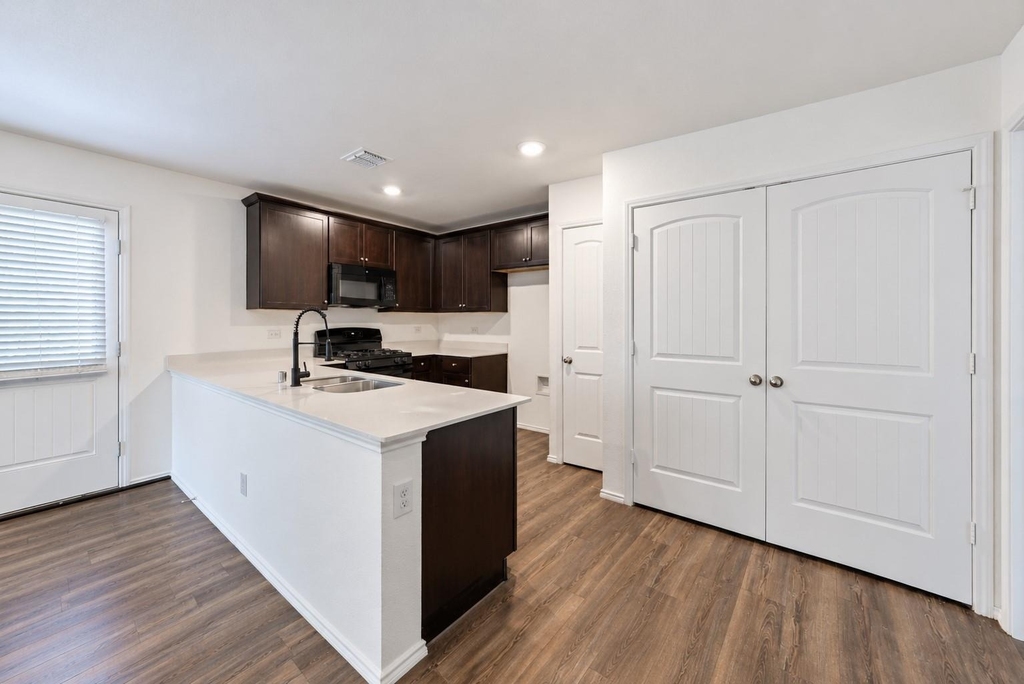 1422 Southwell Drive - Photo 3