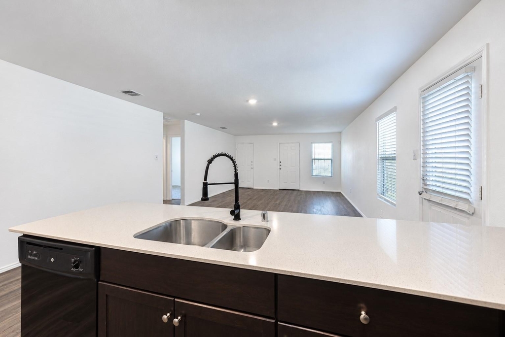 1422 Southwell Drive - Photo 6