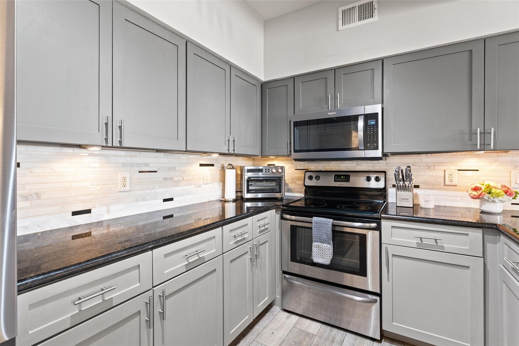 3102 Kings Road - Photo 2
