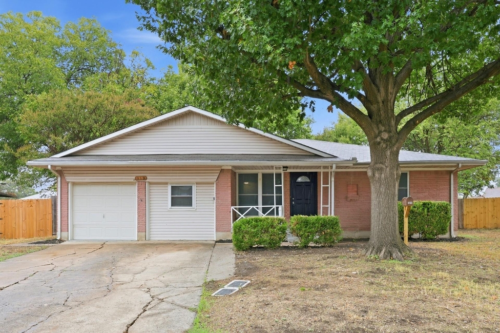 319 Royal Avenue - Photo 0