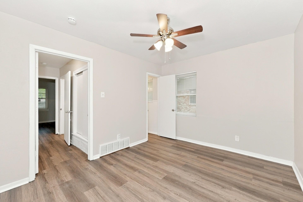 319 Royal Avenue - Photo 5