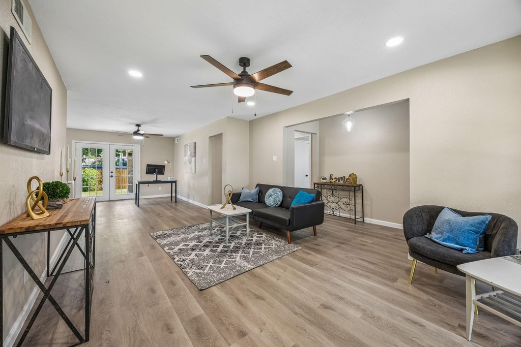 1725 Bardfield Avenue - Photo 2