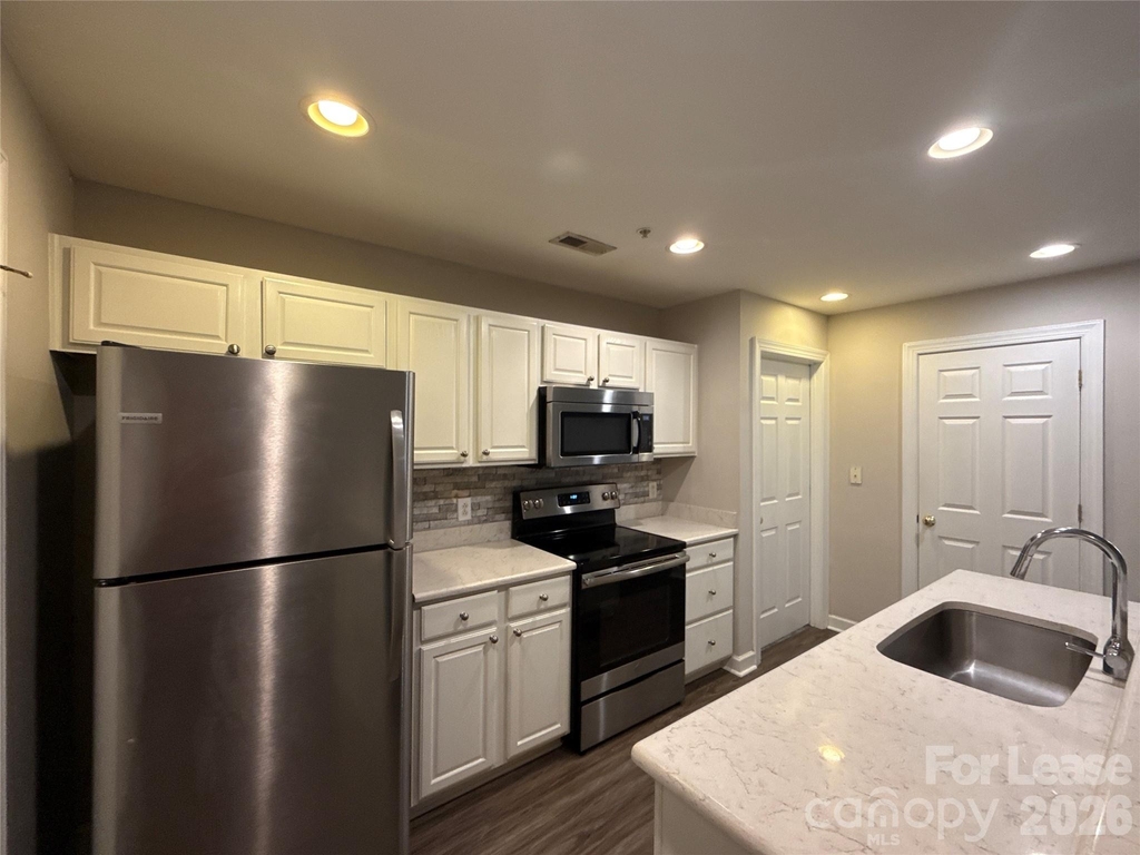 718 W Trade Street - Photo 4