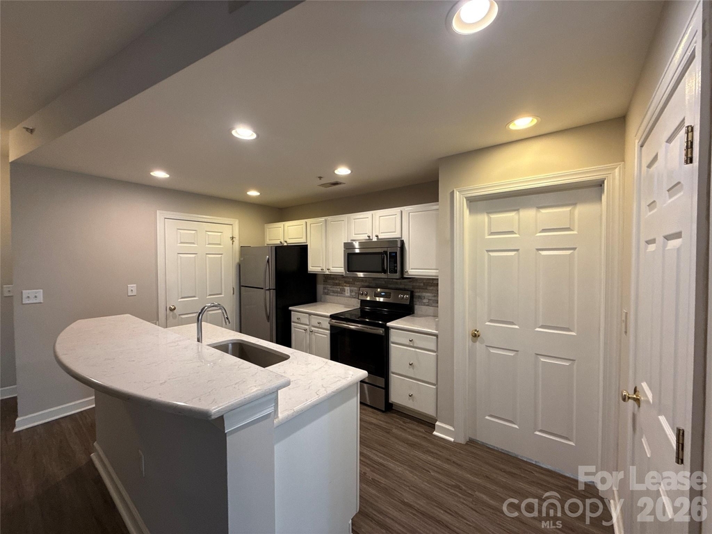 718 W Trade Street - Photo 3