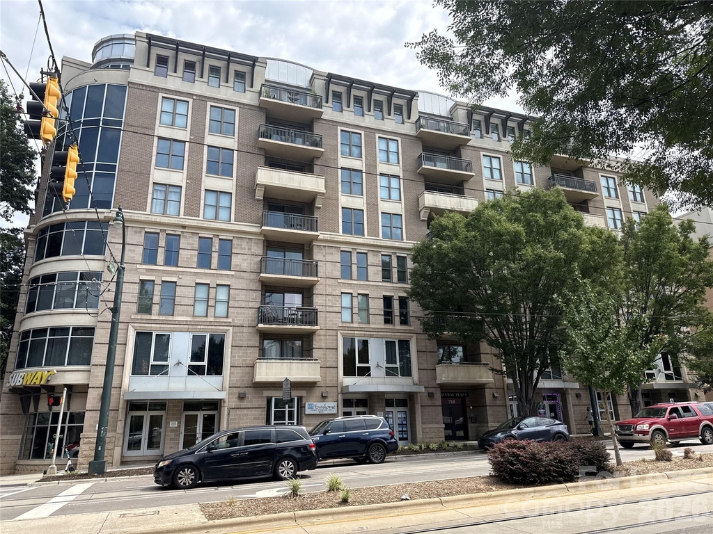 718 W Trade Street - Photo 0