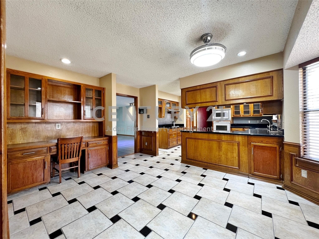 812 Newport Road - Photo 8