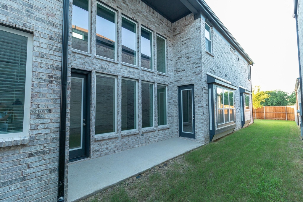 4924 Daybreak Drive - Photo 3