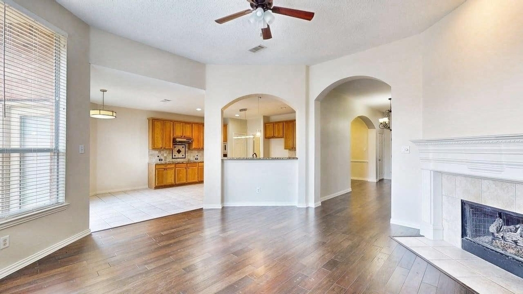 1404 Rosewood Trail - Photo 3