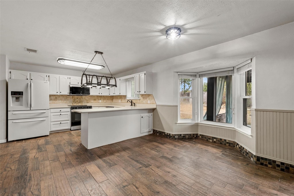 812 Regina Drive - Photo 3
