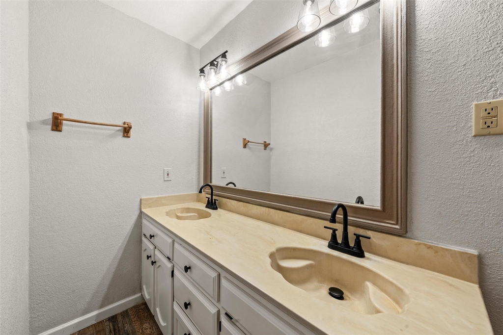 812 Regina Drive - Photo 11