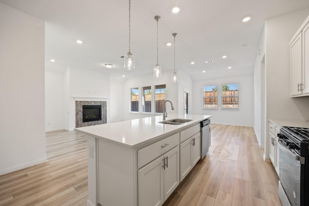 1836 Lockhart Drive - Photo 4