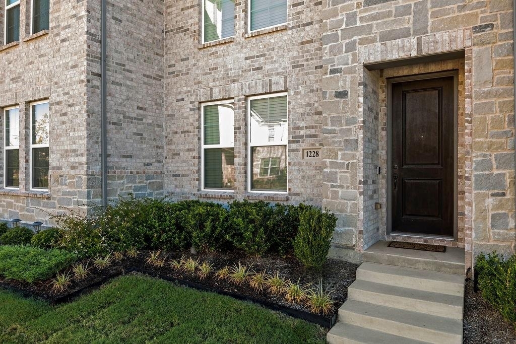 1228 Junction Drive - Photo 2