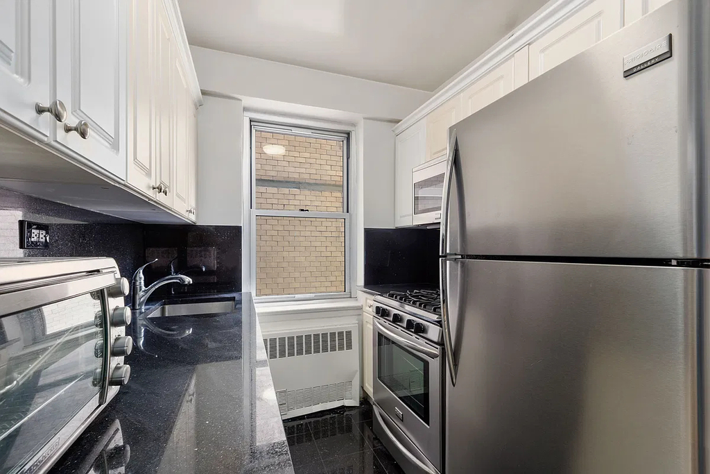 East 46th Street - Photo 3