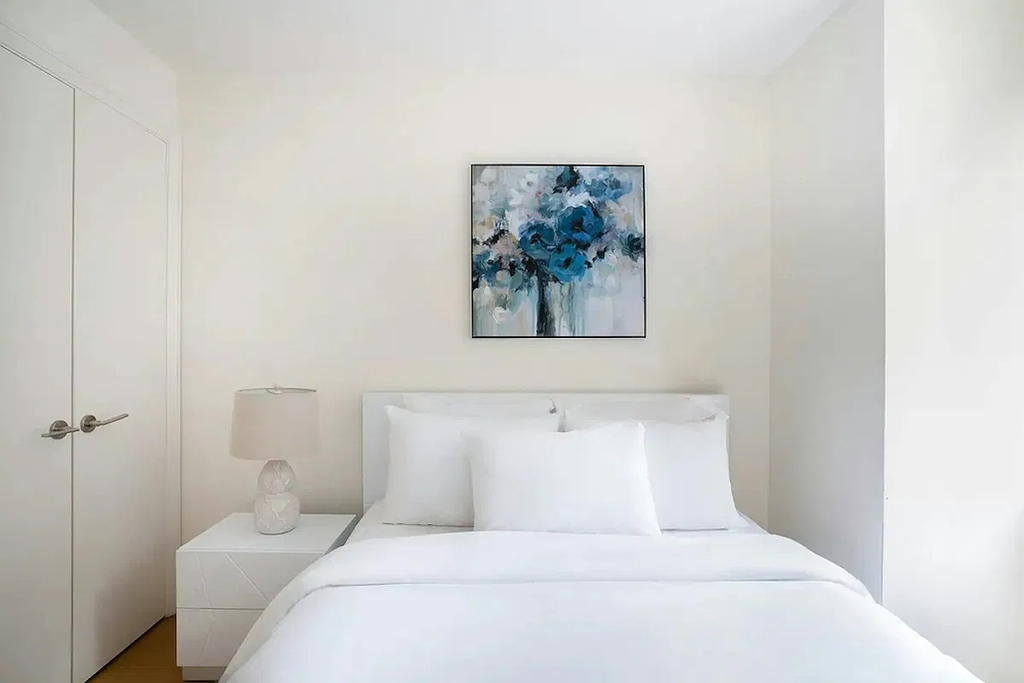 East 52nd Street - Photo 4