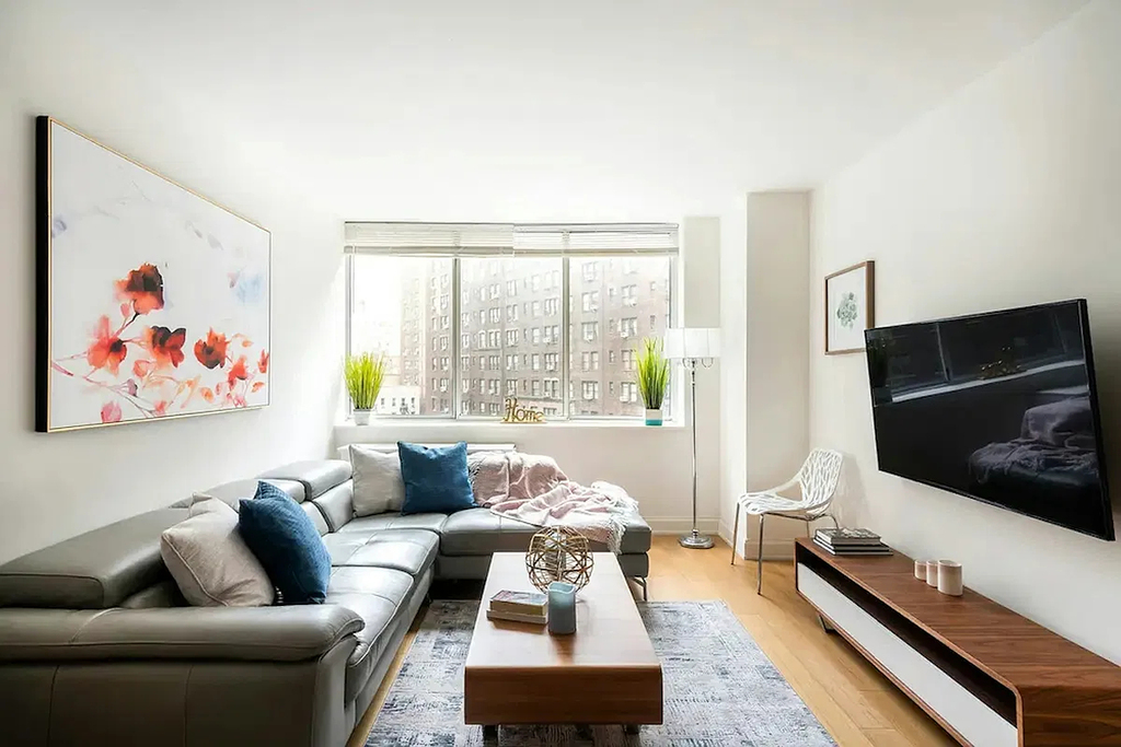 East 52nd Street - Photo 0