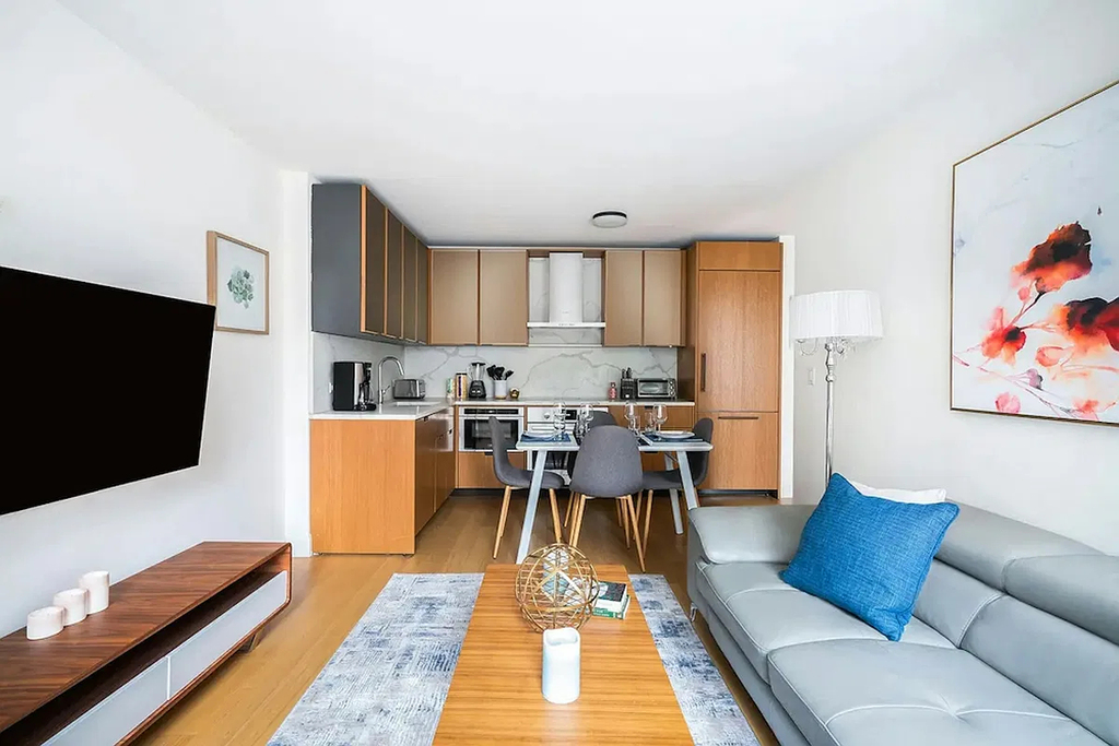 East 52nd Street - Photo 1