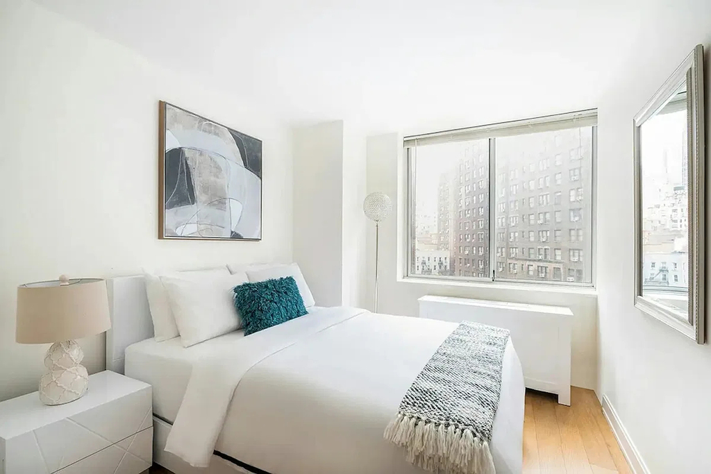 East 52nd Street - Photo 3