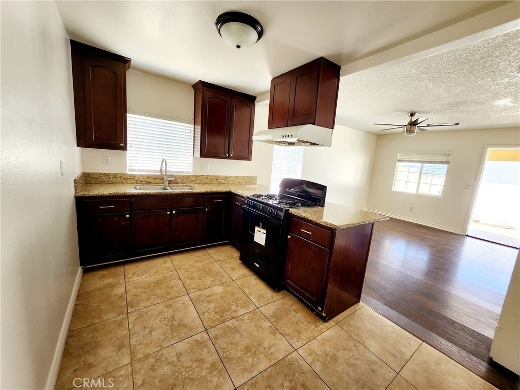 115 W Sunkist Street - Photo 2