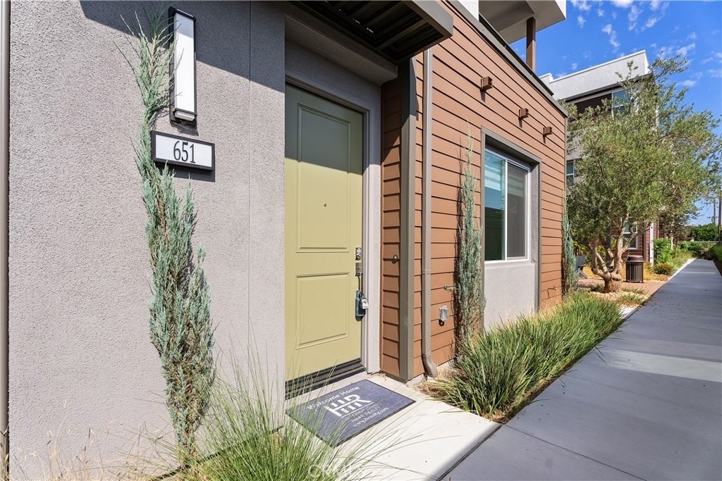 651 S Lyon Street - Photo 1