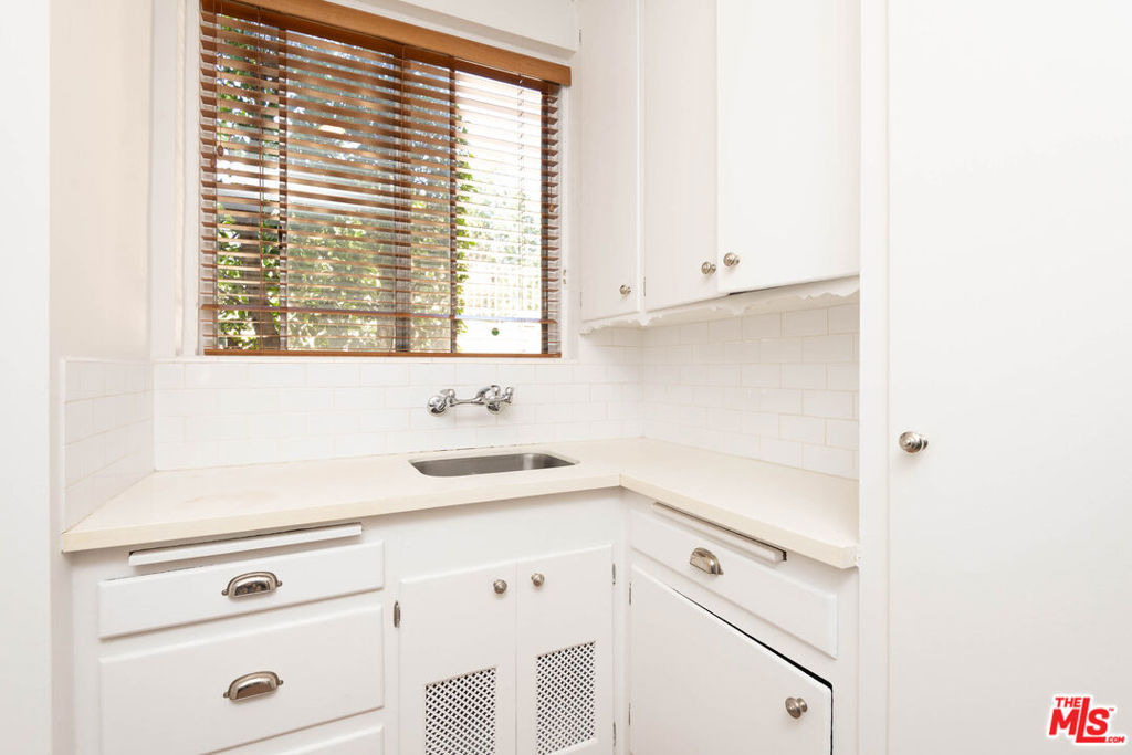 9025 Rangely Avenue - Photo 9