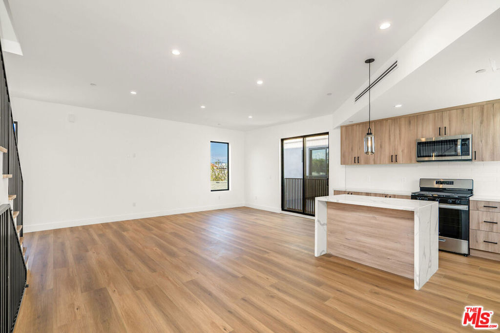 2206 Carmona Avenue - Photo 2