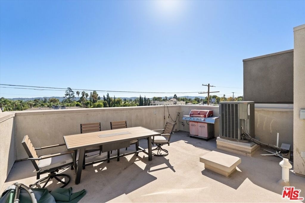 13225 Victory Boulevard - Photo 29