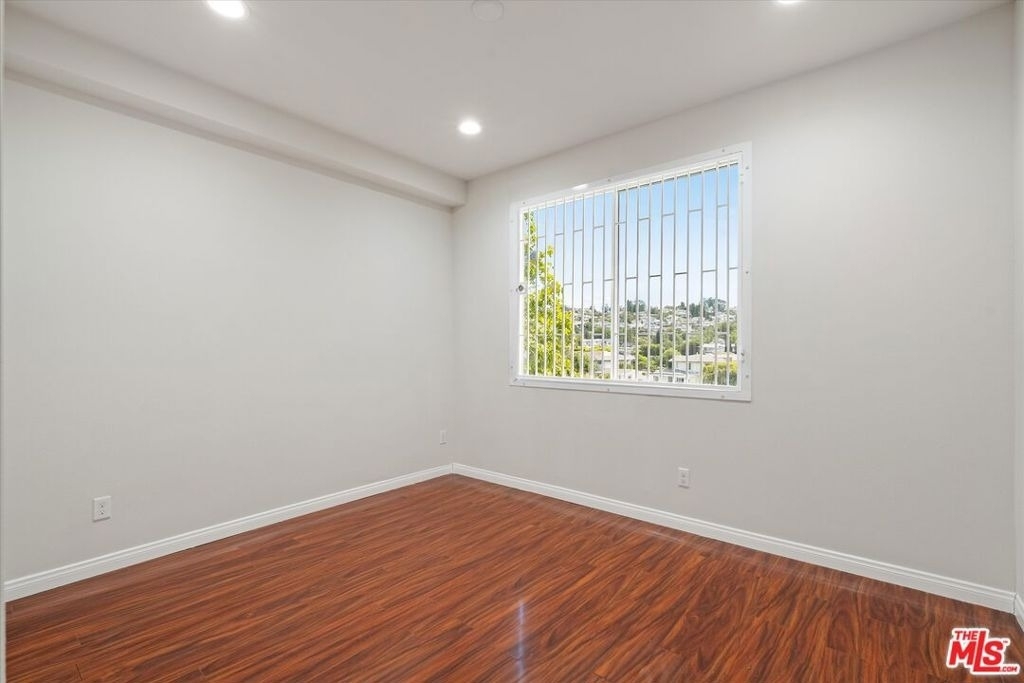 13225 Victory Boulevard - Photo 5