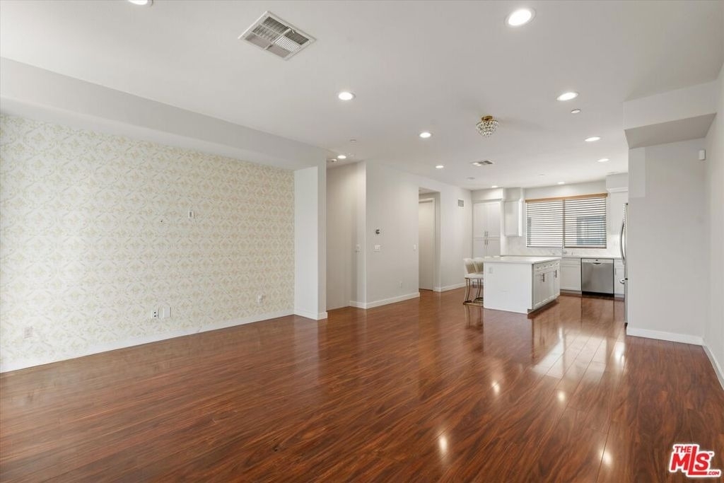 13225 Victory Boulevard - Photo 12