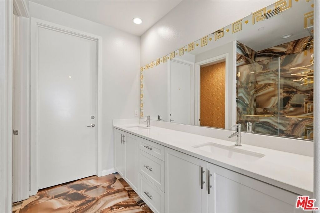 13225 Victory Boulevard - Photo 22