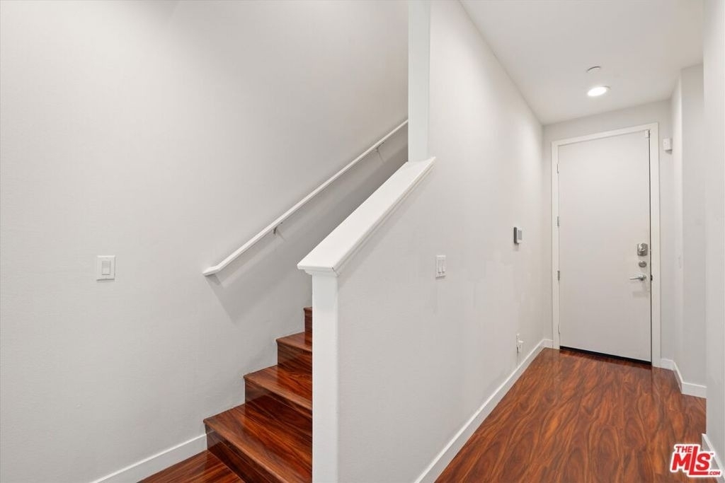 13225 Victory Boulevard - Photo 3