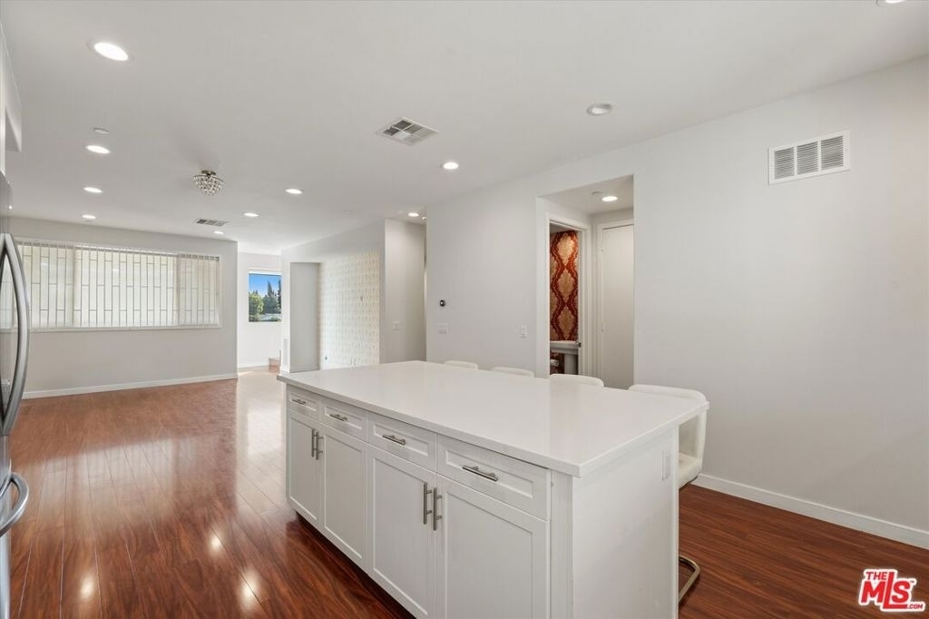 13225 Victory Boulevard - Photo 10
