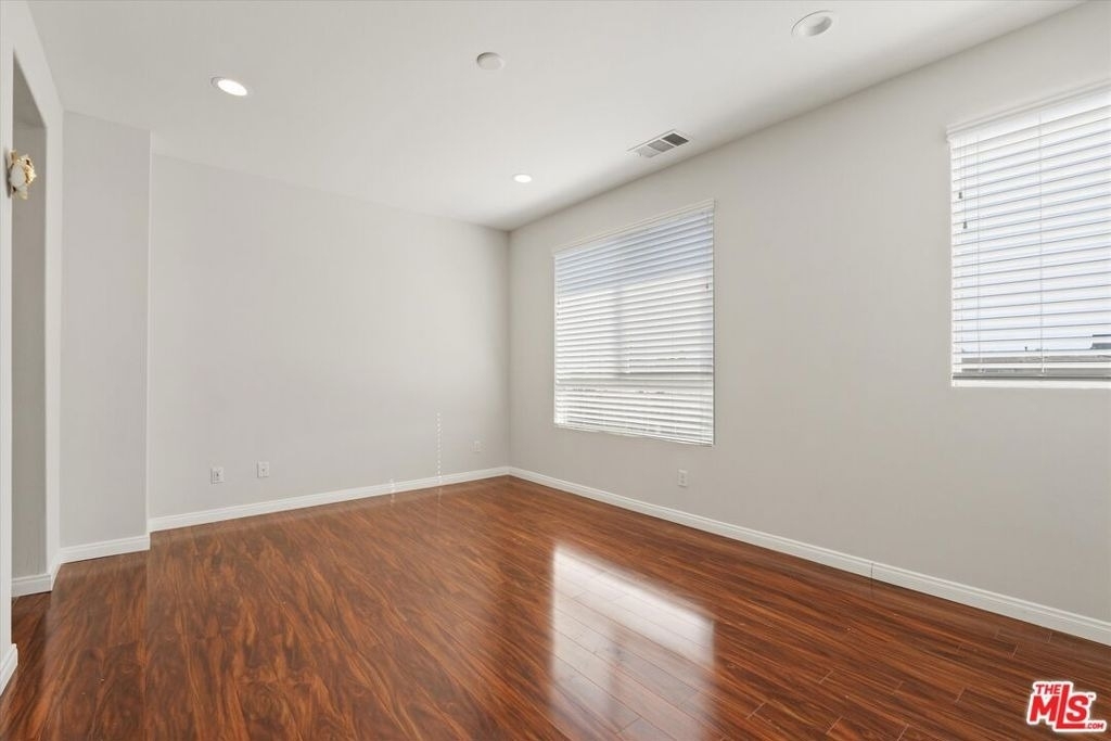 13225 Victory Boulevard - Photo 19
