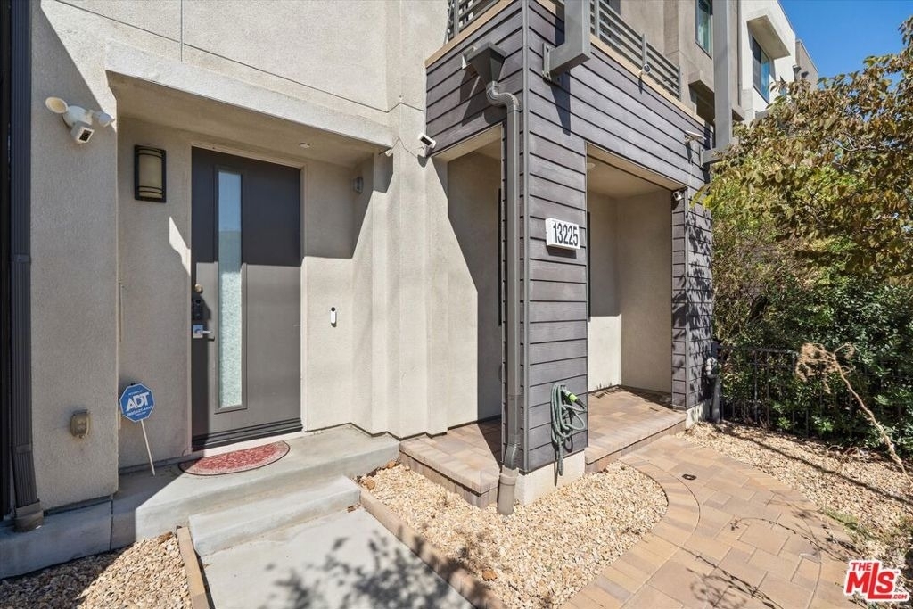 13225 Victory Boulevard - Photo 2