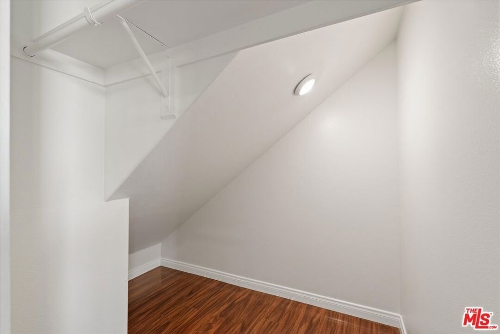 13225 Victory Boulevard - Photo 25