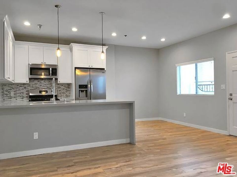 10560 Santa Monica - Photo 2