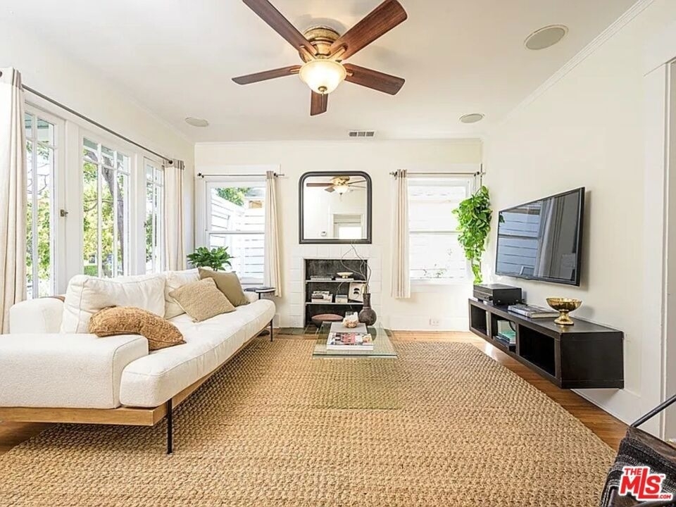 2213 Arizona Avenue - Photo 2