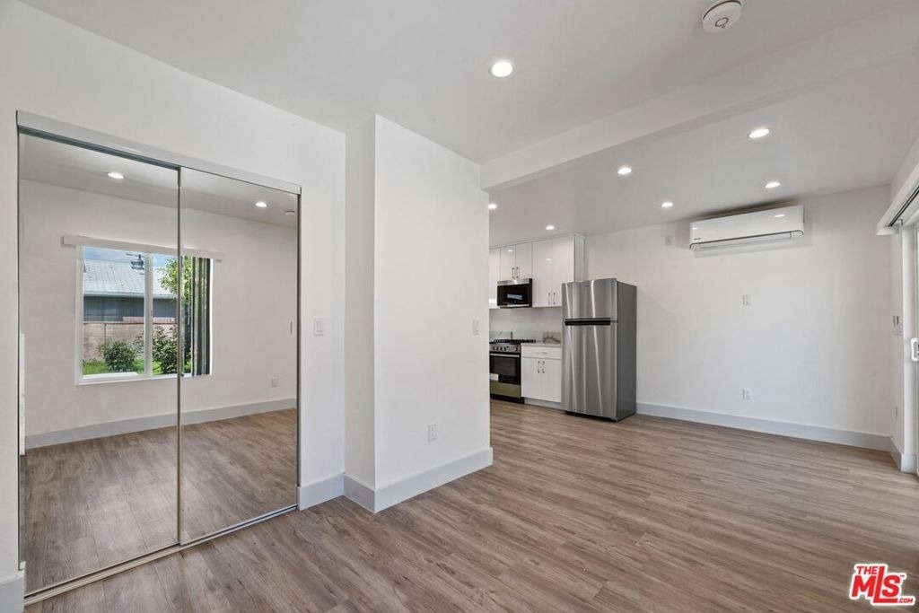 6229 Sylvia Avenue - Photo 9