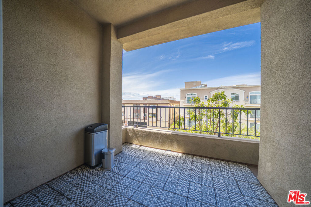 970 S St Andrews Place - Photo 33