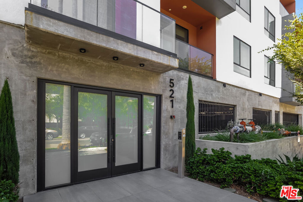 521 N Gramercy Place - Photo 0