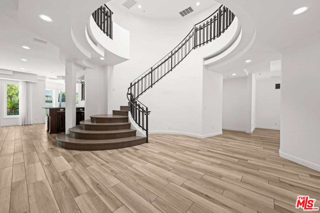 112 N Elm Drive - Photo 3