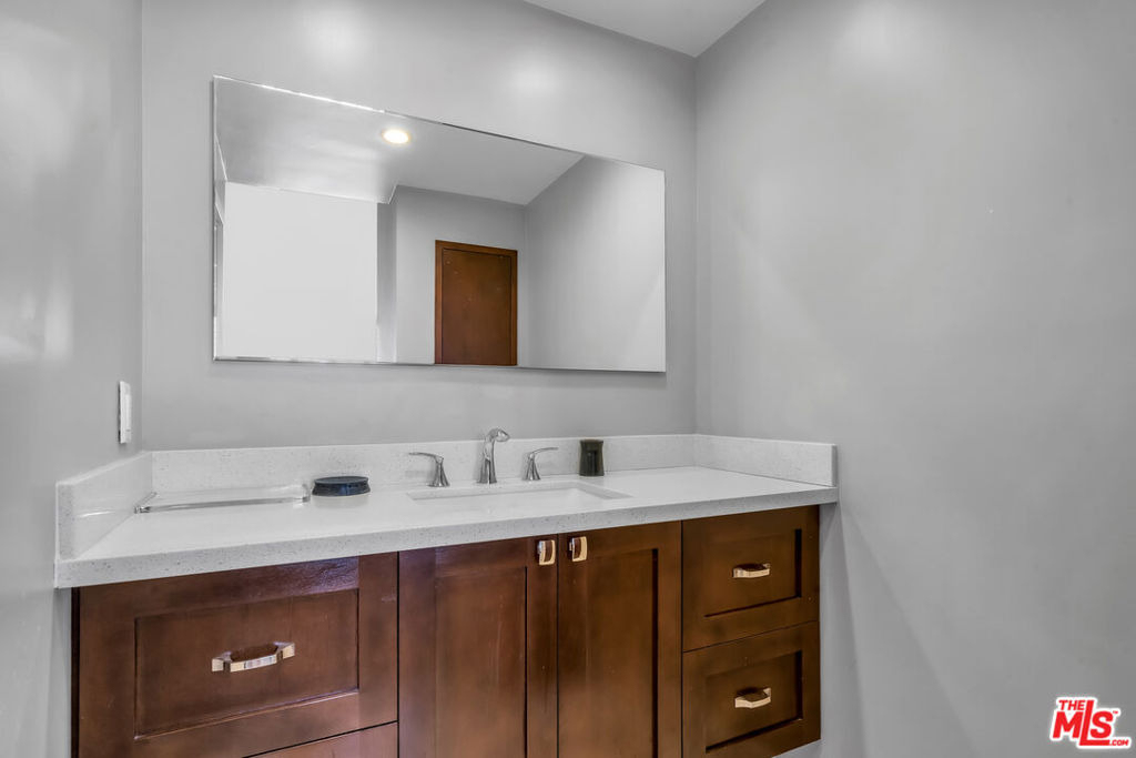 10501 Wilshire - Photo 9
