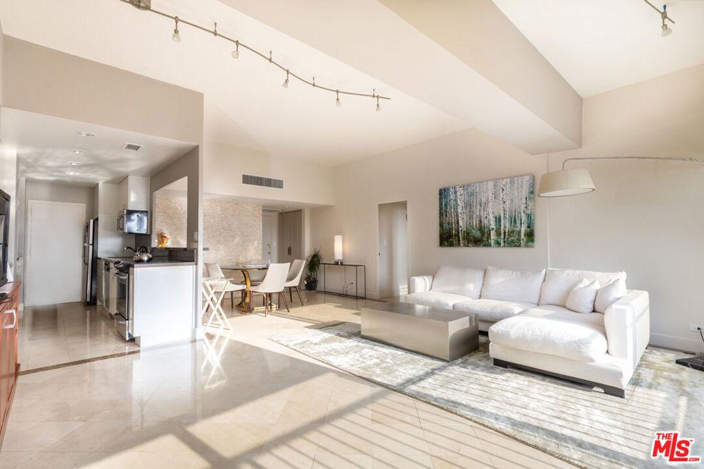 10501 Wilshire - Photo 2