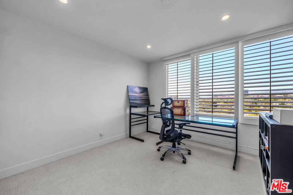 10501 Wilshire - Photo 13