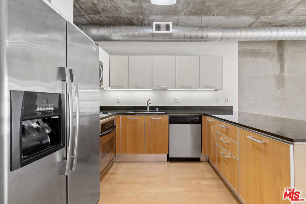 645 W 9th Street - Photo 8