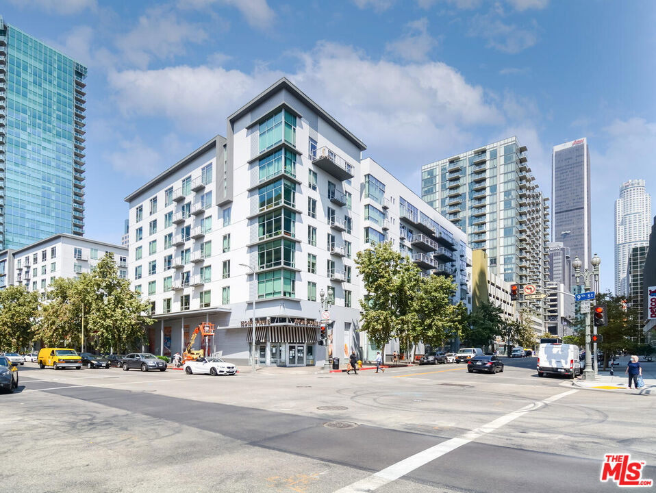 645 W 9th Street - Photo 0