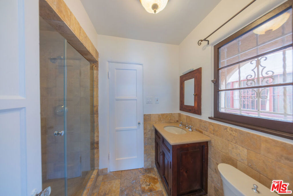 8232 Blackburn Avenue - Photo 12